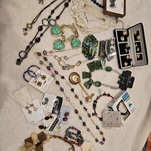 Lot of wearable costume jewelry 25+ pieces